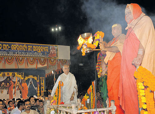 ELEMENTS AT PLAY The Maharaja of Puri (in white) and the Jagadguru Shankaracharya of Shree Govardhan Math at the annual 'arati' festivity