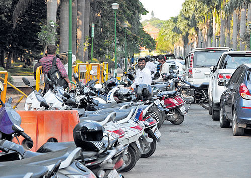 The haphazard parking of vehicles at the entrance to Cubbon Park near Hudson  Circle has created a traffic bottleneck. DH Photo