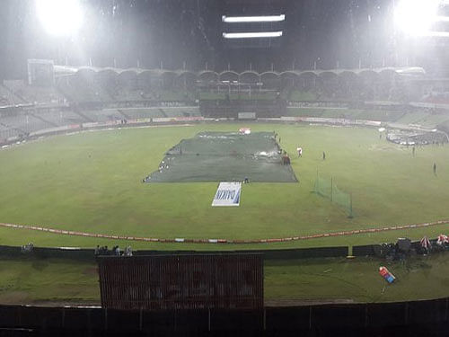 The much hyped grand finale saw an anti-climax of sorts when there was a slight drizzle in the beginning with groundsmen covering the pitch area. Mirpur ground, photo courtesy: Russel Arnold Twitter