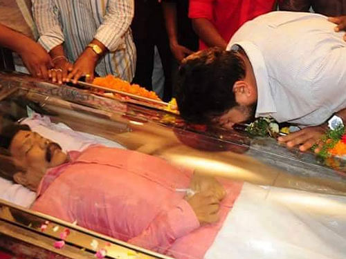 Actor Jayaram paying his last respect KalabhavanMani. Photo credit: Twitter