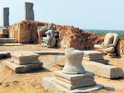 Noteworthy: Pillars and beheaded idols at Aretippur, Mandya. Photos by author