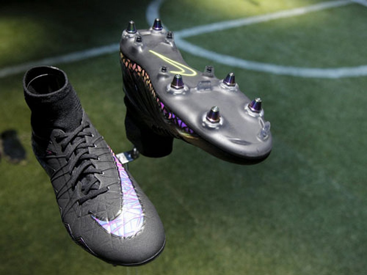 Nike unveils 1st self-lacing shoes
