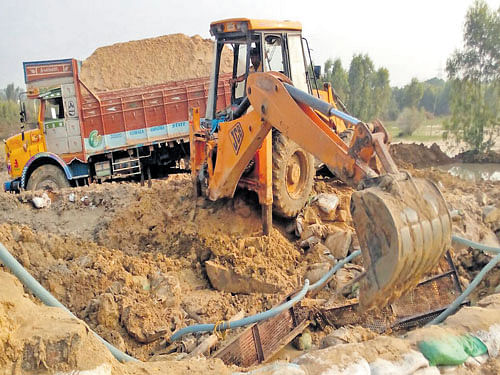 One of the 482 sand trucks seized by the Bengaluru Urban administration in a pre-dawn crackdown on Thursday. DH&#8200;Photo