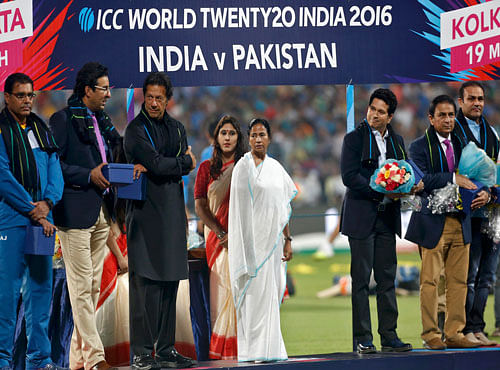 India v Pakistan- World Twenty20 cricket tournament - Kolkata, India, 19/03/2016. (L-R) Pakistan's former cricket players Waqar Younis, Wasim Akram, Imran Khan, West Bengal Chief Minister Mamata Banerjee (in white saree), India's former cricket players Sachin Tendulkar, Sunil Gavaskar and Virender Sehwa stand on a podium during a felicitation ceremony before the start of the match between India and Pakistan. REUTERS