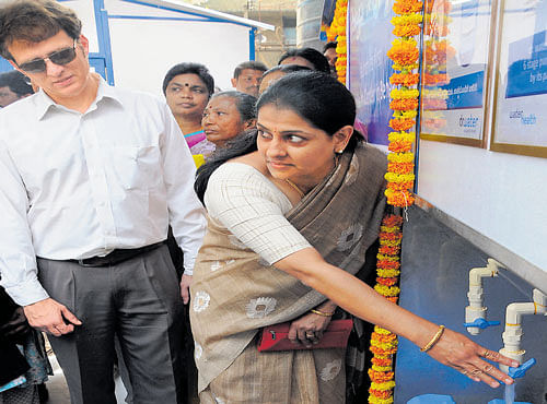 Corporator Latha Srinivas inaugurates a water health centre to mark theWorldWater Day in the City on Tuesday. Tata programme director Arun Pandhi is seen. DH PHOTO
