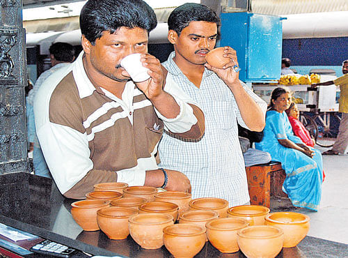 Kulhad (earthen cups) are an ideal alternative to plastic, but there are concerns about their storage and hygiene. DH FILE PHOTO