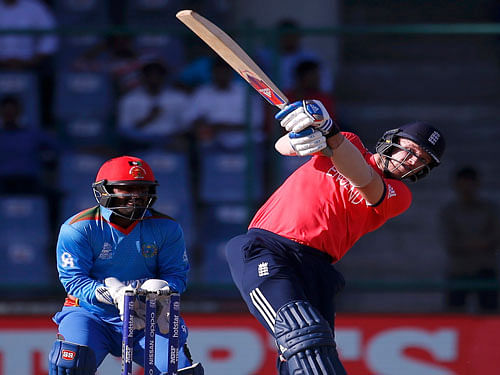England's David Willey (R) plays a shot watched by Afghanistan's wicketkeeper Mohammad Shahzad. Reuters Photo.