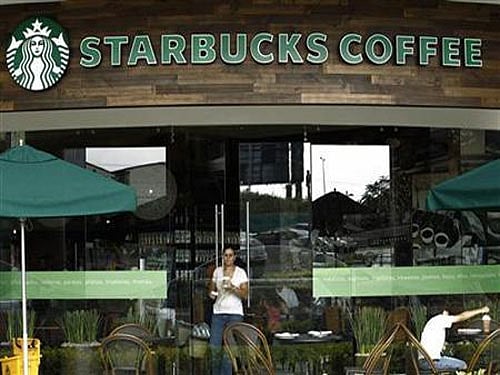 Starbucks to donate unsold meals to hungry(01)