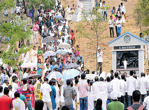 SEEKING SALVATION: Devotees attend amass prayer to mark Good Friday at Our Lady of Lourdes Church at Whitefield in the City on Friday. DH PHOTO