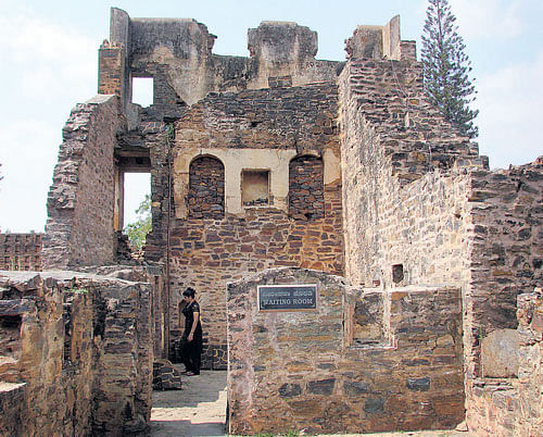 lost glory Remains of the waiting room of Kittur Palace;  Photo by author