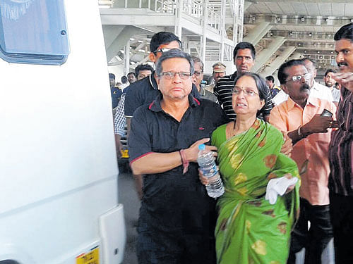 in mourning: Parents of Raghavendran Ganesan (inset) at the Chennai airport on Tuesday evening. DH PHOTO