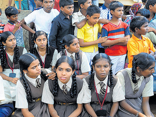 SSLC students of Swamy Vivekananda School at Thanisandra stage a protest against the school management for not giving their hall tickets for the examination which started on Wednesday. DH Photo