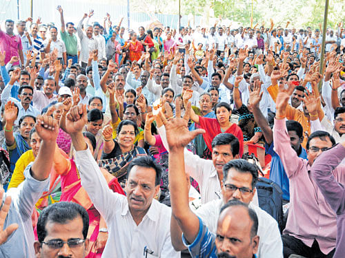Lecturers continue to protest at the Freedom Park in Bengaluru on Wednesday, boycotting the evaluation of II PUC answer scripts. DH photo