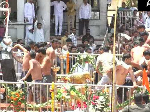Men enter sanctum, give offerings at Shani Shingnapur temple (Ahmednagar, Maharashtra) on occasion of Gudi Padva. Courtesy: ANI