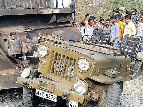 The jeep which wasmowed downby a train at Basavanapura in Ramanagaramdistrict on Saturday morning. DH PHOTO