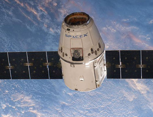 The SpaceX Dragon cargo spacecraft arrives at ISS. Image courtesy: NASA Twitter