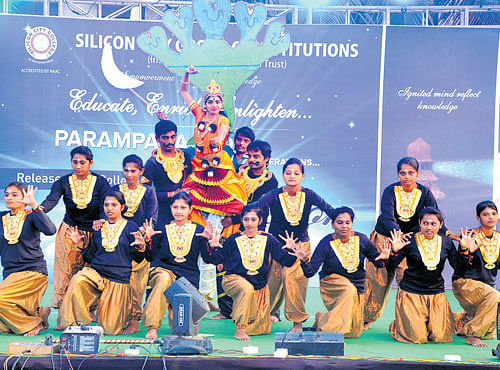 VIBRANT Students performing at the event