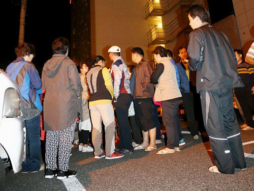 People evacuate in front of a hotel after an earthquake in Kumamoto, southern Japan, in this photo taken by Kyodo April 14, 2016. Reuters Photo.