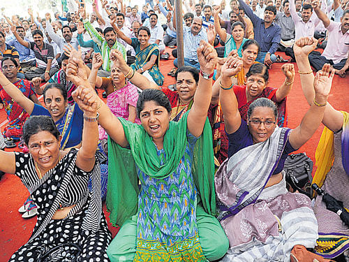 PU teachers protest, demanding the implementation of the Kumar Naik report, at Freedom Park in  Bengaluru on Thursday. DH Photo