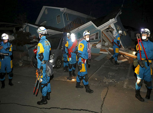 Police officers check collapsed house after an earthquake in Mashiki town, Kumamoto prefecture, southern Japan. Reuters photo