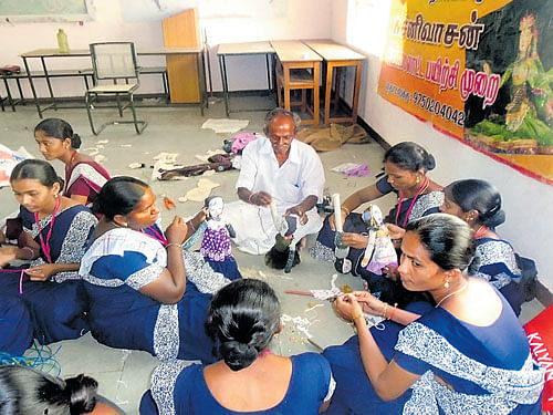 Srinivasan teaches puppet making to women in Paramathivellor in Tamil Nadu.