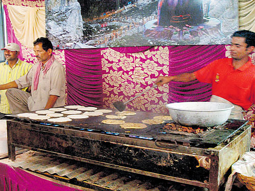 Cooks preparing food during 2015 Amarnath Yatra at Baltal. R Mohan Babu