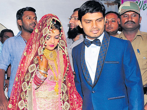 N Ashitha and Shakeel Ahmed pose for pictures at their  wedding reception in Mysuru on Sunday. DH PHOTO