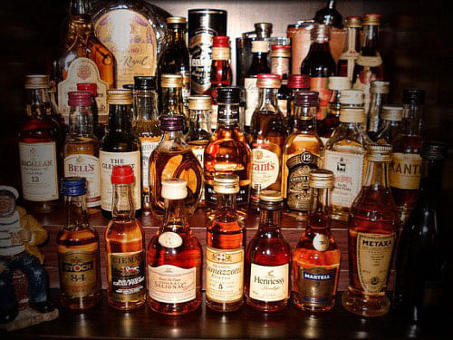 The new rule that permits multiple counters under section 71 of the Karnataka Excise (Sale of Indian and Foreign Liquor) (Amendment) Rules, 2016, came into force on Friday DH file photo