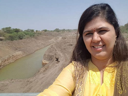 Munde, who is Rural Development minister, came under the line of fire from across the political spectrum for clicking selfies while she was at a village in drought hit Latur yesterday, for reviewing the desilting work in Manjara river, which has nearly dried up. Image courtesy: Twitter