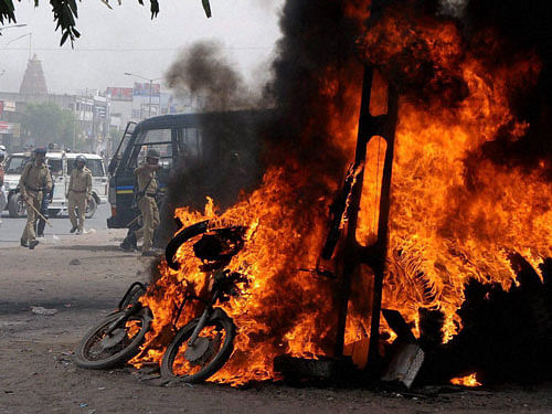 Members of Patidar community burnt vehicle during their 'Jail Bharo Andolan' for demanding release of Hardik Patel in Mahesana on Sunday. PTI file Photo