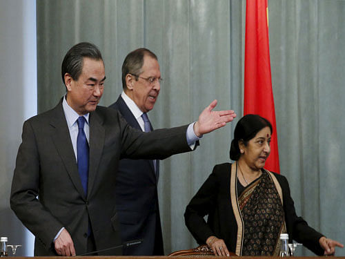 (L-R) Chinese Foreign Minister Wang Yi, Russian Foreign Minister Sergei Lavrov and Indian Foreign Minister Sushma Swaraj arrive for a joint news conference following their meeting in Moscow. Reuters Photo.