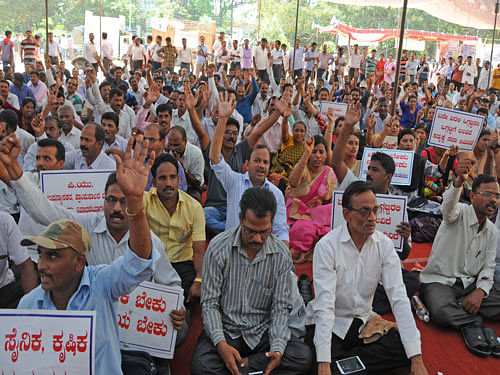 PU College Principals and lecturers are boycotting the PUC exam answer paper evaluation and staging protest on 17th day, under the banner of Karnataka State Pre University College Lecturers Association and Karnataka State Pre University College Principals Association, seeking the government to salve wage discrimination and implement Kumar Naik report at Freedom Park in Bengaluru on Monday. DH Photo.