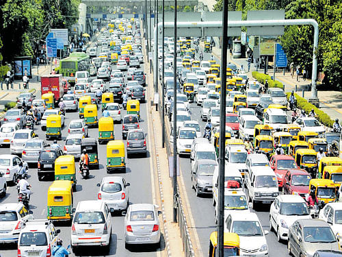 Heavy traffic during odd-even vehicle formula at ITO crossing in New Delhi on Monday. DH Photo/Chaman Gautam