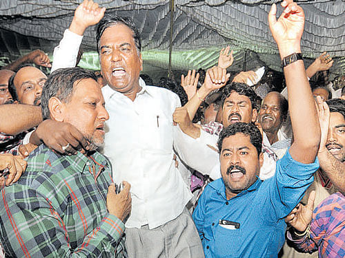 PU lecturers celebrate after they called off their protest following a meeting with the education minister. DH Photo