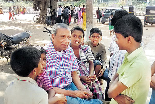 Environmentalist Suresh Heblikar interacts with rural children who act as local guides.  Photo courtesy: Eco Watch