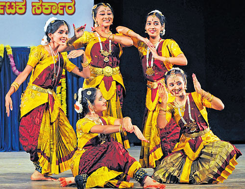 neat ensemble A bharathanatyam dance performance by Manjushree Santhosh's students.