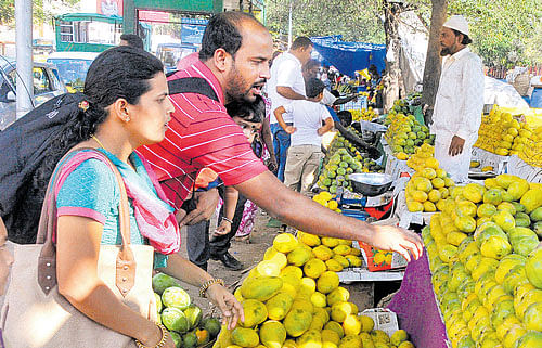 popular Customers throng the market near Jayamahal Road. DH photo BY B K JANARDHAN
