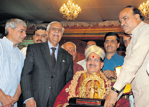 Union Minister H&#8200;N&#8200;Ananth Kumar presents the S V Narayanaswamy Rao memorial national award to saxophonist Kadri Gopalanath as part of the Ramanavami national  musical festival at the Fort High School grounds on Sunday. Justice M N Venkatachalaiah, former chief justice of the Supreme Court, and others look on. DH photo