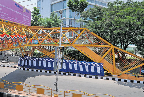 The city's first skywalk with escalators opened on Hosur road near Forum Mall on Monday. DH&#8200;PHOTO