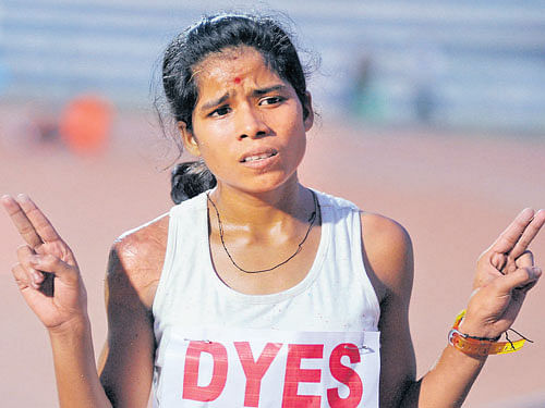 Lili Das from Bengal, after winning the 1500 metres gold in the Junior Federation Cup Athletics Championship at the Sree Kanteerava Stadium on Tuesday. DH photos/SRIKANTA SHARMA R