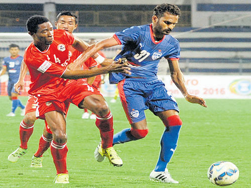 KEEN TUSSLE BFC's CK Vineeth (right) and Chigozie of Aizawl FC vie for the ball on Tuesday. DH PHOTO/KISHOR KUMAR BOLAR