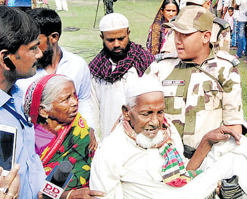 A central police force  trooper helps to carry  103-year-old Asgar Ali, the oldest voter in Bengal into the polling booth in Cooch Behar. DH Photo