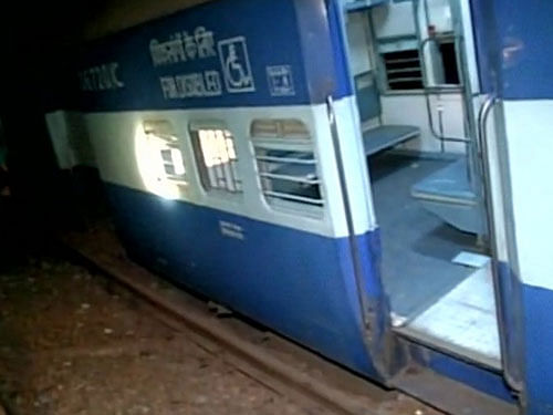 2 coaches of Thiruvananthapuram Mail derail in Pattabiram. Courtesy: ANI