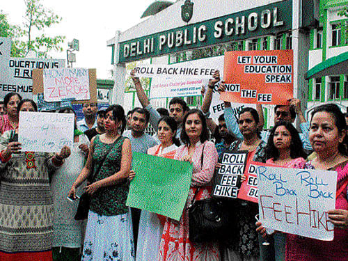 Parents protest against the Delhi Public School for hiking fees by 17.4 per cent in the new  academic session, in front of the school on Thursday. DH Photo