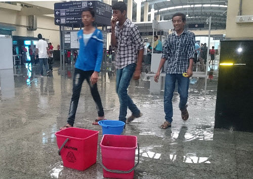 Water logged Baiyappanahalli Metro station due to heavy rain in Bengaluru on Friday. DH PHOTO