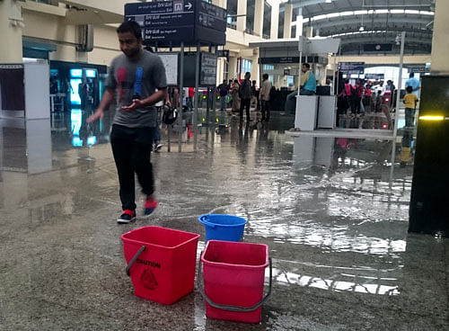 A water-logged Baiyappanahalli Metro station after heavy rain in Bengaluru on Friday. Buckets were kept to collect water dripping from the roof. DH PHOTO