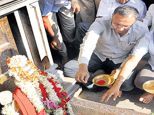 District-in-Charge Minister Dinesh Gundu Rao offers pooja at Talacauvery near Bhagamandala in Madikeri on Sunday.