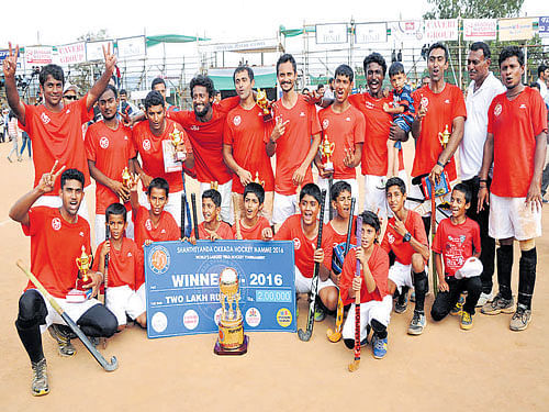 Players of Kaliyanda team rejoice after winning Shanteyanda cup hockey tournament on Sunday. DH photo