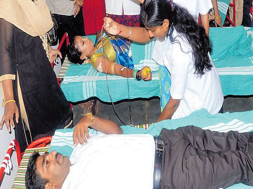 Newly-wed couple Yogesh and Chaitra made their wedding day memorable by donating blood at a camp in Mandya on Sunday. DH photo
