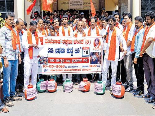 Tulunada Rakshana Vedike members stage a protest in front of the MCC office on Tuesday. DH photo